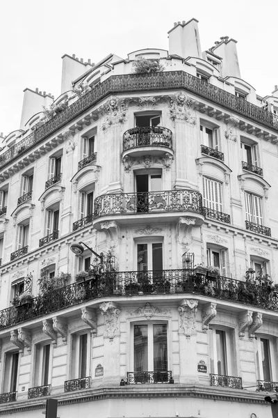 Párizs, Franciaország, a július 7-én 2016-ban. A történelmi épület homlokzata tipikus építészeti részletek — Stock Fotó