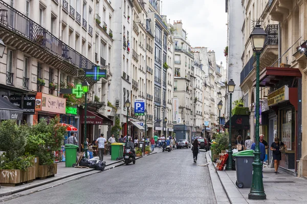 パリ、フランス、2016 年 7 月 8 日に。都市景観。典型的なパリの通り — ストック写真