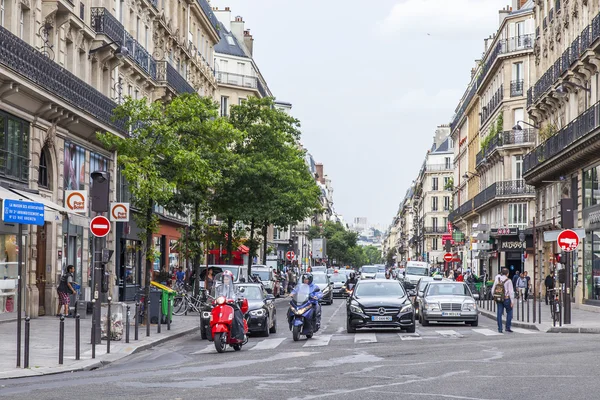 París, Francia, 8 de julio de 2016. Paisaje urbano. Calle típica parisina — Foto de Stock
