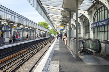8 Temmuz 2016 üzerinde Paris, Fransa. Yolcular trende metroda bir platform için bekleyin