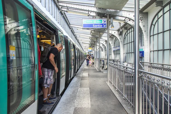 Paris, Frankrike, den 8 juli 2016. Passagerare vänta på tåget inte till en plattform i tunnelbanan — Stockfoto