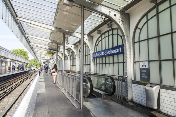 París, Francia, 8 de julio de 2016. Los pasajeros esperan que el tren no llegue a un andén en el metro — Foto de Stock