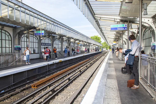 Parijs, Frankrijk, op 8 juli 2016. Passagiers wachten op de trein niet naar een platform in de metro — Stockfoto