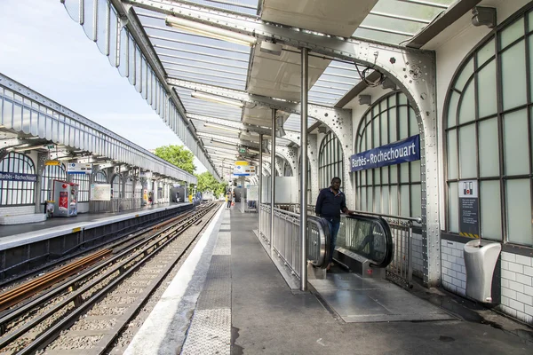 PARIGI, FRANCIA, il 8 LUGLIO 2016. I passeggeri aspettano il treno non per un binario della metropolitana — Foto Stock