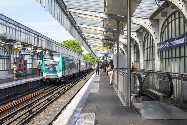 Paříž, Francie, 8. července 2016. Cestující čekat na vlak aby nástupiště v metru — Stock fotografie