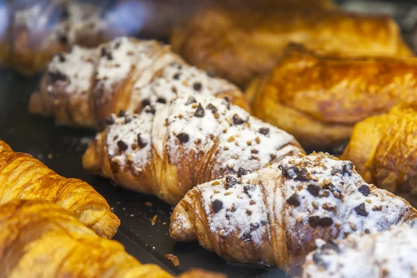 Chutné croissanty na okně show v kavárně — Stock fotografie