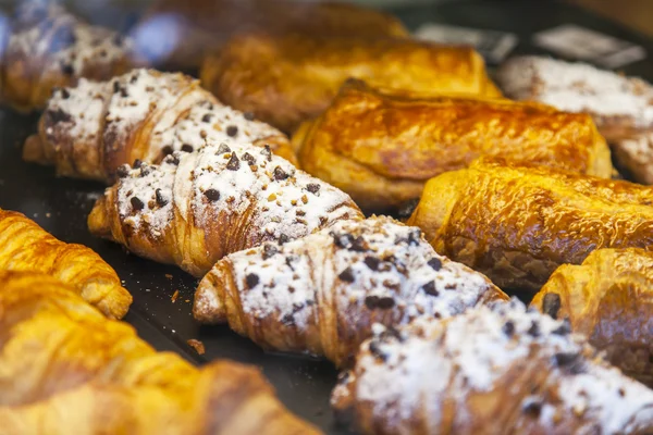 Chutné croissanty na okně show v kavárně — Stock fotografie