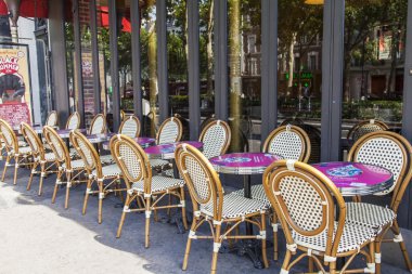 8 Temmuz 2016 üzerinde Paris, Fransa. Şehir manzarası. Açık havada tipik Paris cafe. 