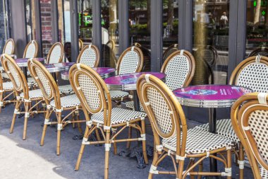 8 Temmuz 2016 üzerinde Paris, Fransa. Şehir manzarası. Açık havada tipik Paris cafe. 