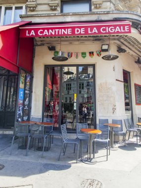 8 Temmuz 2016 üzerinde Paris, Fransa. Şehir manzarası. Açık havada tipik Paris cafe. 