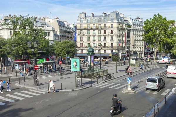 PARIS, FRANCE, on JULY 8, 2016. City landscape. Typical Parisian street — Stock Photo, Image