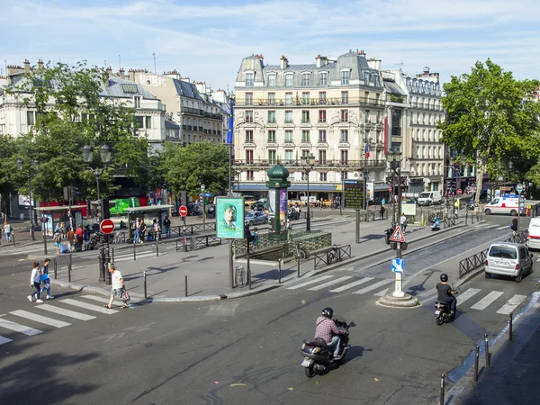 巴黎，法国，在 2016 年 7 月 8 日。城市景观。典型的巴黎街道 — 图库照片