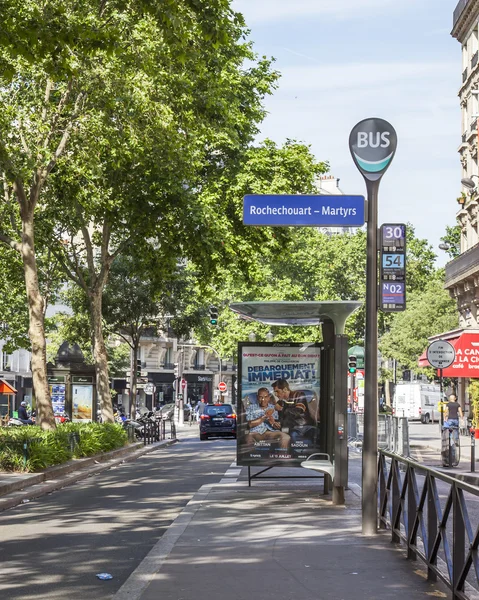 Париж, Франція, на 8 липня 2016. Урбаністичного вигляду. Зупинка на бульварі Rochechouart в нижній частині району Монмартр — стокове фото
