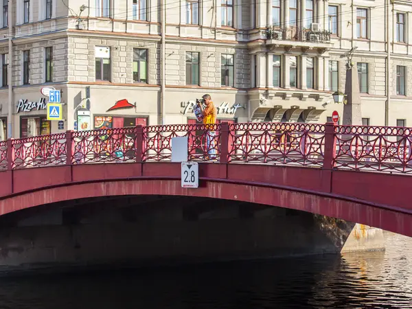 ST. PETERSBURG, RUSSIA, on August 21, 2016. Architectural complex of Moika River Embankment. Krasny Bridge. — Stock Photo, Image