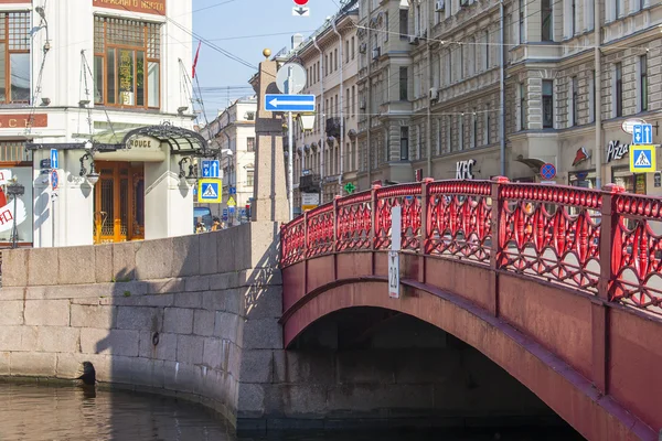 ST. PETERSBURG, RÚSSIA, em agosto 21, 2016. Complexo arquitetônico de Moika River Embankment. Ponte Krasny . — Fotografia de Stock