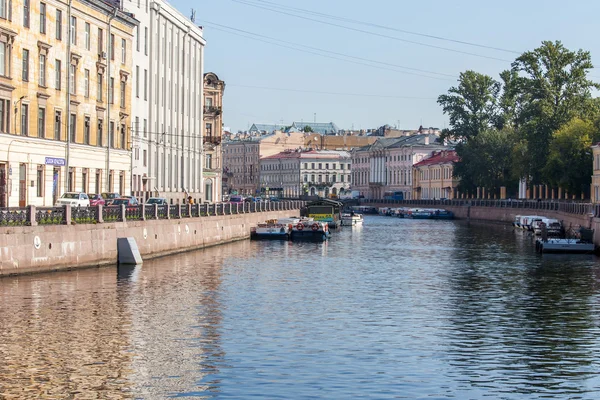 St. Petersburg, Rusko, 21 srpna 2016. Pohled na městskou. Architektonický komplex Moika nábřeží — Stock fotografie