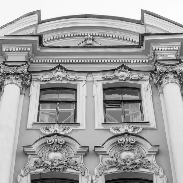 ST. PETERSBURG, RUSIA, 21 de agosto de 2016. Fragmento arquitectónico de una fachada del antiguo edificio — Foto de Stock