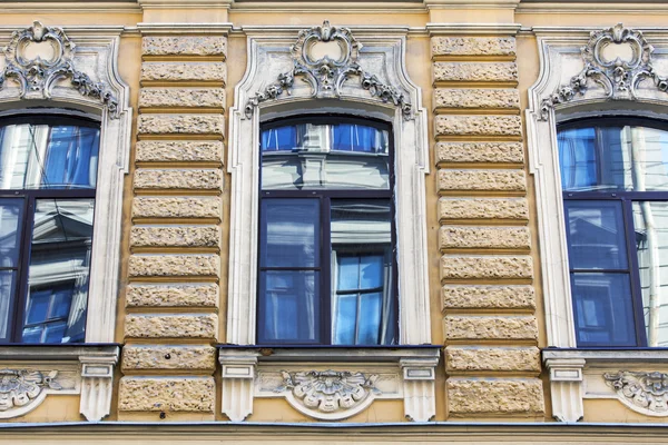 ST. PETERSBURG, RÚSSIA, em agosto 21, 2016. Fragmento arquitetônico de uma fachada do edifício velho — Fotografia de Stock