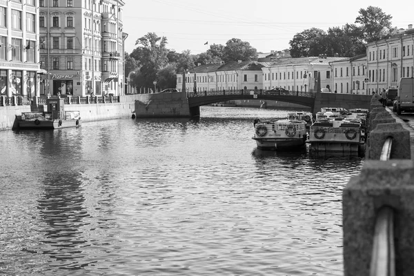 ST. PETERSBURG, RUSSIA, on August 21, 2016. Urban view. Architectural complex of Moika River Embankment — Stock Photo, Image