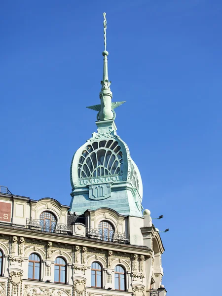 ST. PETERSBURG, RÚSSIA, em agosto 21, 2016. Fragmento arquitetônico de uma fachada do edifício velho — Fotografia de Stock