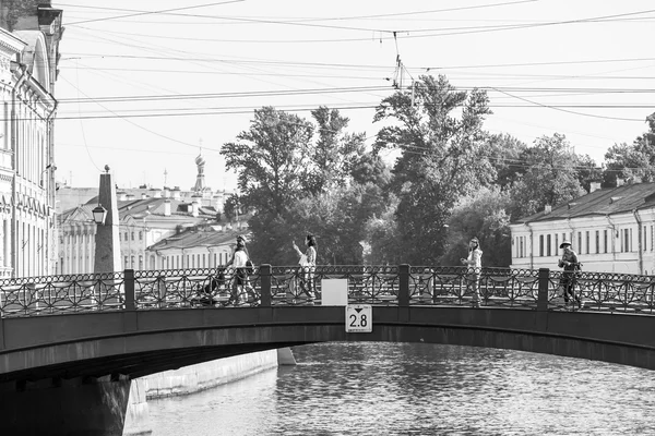 ST. PETERSBURG, RUSSIA, on August 21, 2016. Architectural complex of Moika River Embankment. Krasny Bridge. — Stock Photo, Image