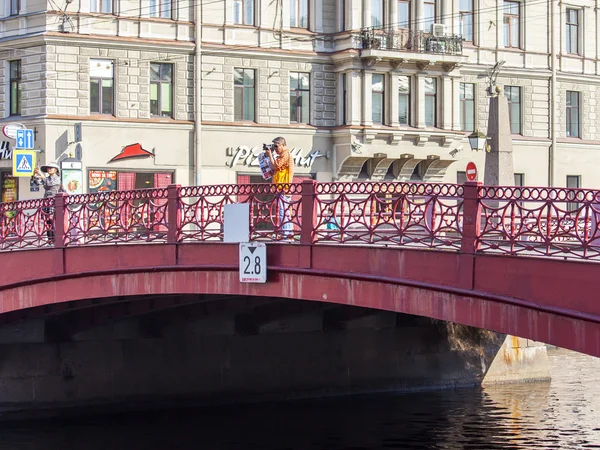 ПЕТЕРБУРГ, 21 августа. Архитектурный комплекс набережной реки Мойки. Красный мост . — стоковое фото