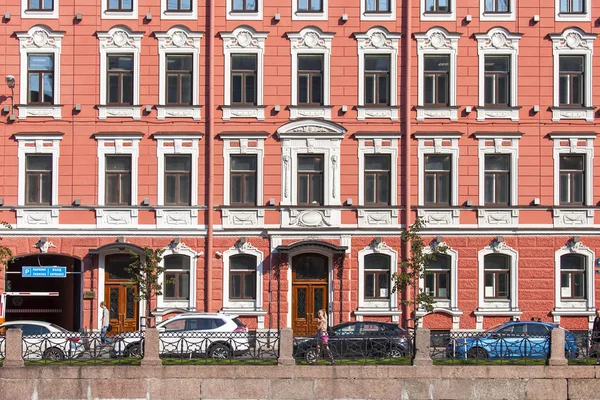 ST. PETERSBURG, RUSSIA, on August 21, 2016. Urban view. Architectural complex of Moika River Embankment — Stock Photo, Image