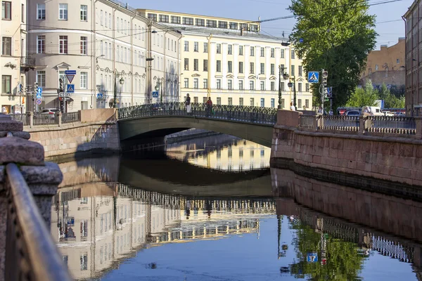 ST. PETERSBURG, RUSIA, 21 de agosto de 2016. Vista urbana. Griboyedov Canal Embankment. El edificio se refleja en el agua — Foto de Stock