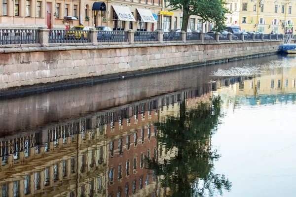 ПЕТЕРБУРГ, 21 августа. Вид на город. Набережная канала Грибоедова. Здание отражается в воде — стоковое фото