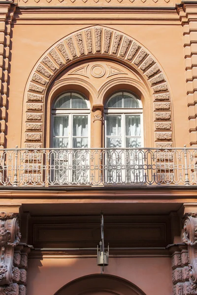 ST. PETERSBURG, RÚSSIA, em agosto 21, 2016. Fragmento arquitetônico de uma fachada do edifício histórico — Fotografia de Stock