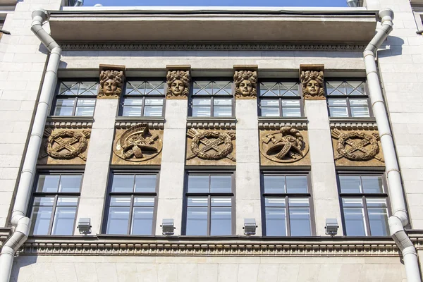 ST. PETERSBURG, RUSIA, 21 de agosto de 2016. Fragmento arquitectónico de una fachada del edificio histórico — Foto de Stock