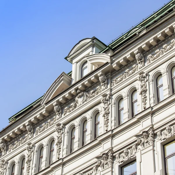 St. PETERSBURG, RUSSIA, il 21 agosto 2016. Frammento architettonico di una facciata dell'edificio storico — Foto Stock