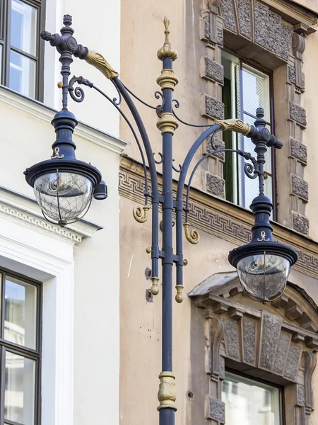 ST. PETERSBURG, RUSSIE, le 21 août 2016. Un beau lampadaire dans une partie historique de la ville — Photo