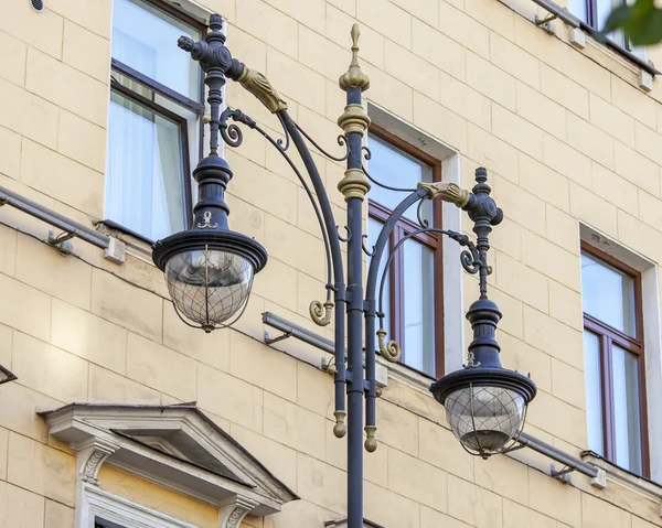 ST. PETERSBURG, RÚSSIA, em agosto 21, 2016. Uma bela luz de rua em uma parte histórica da cidade — Fotografia de Stock