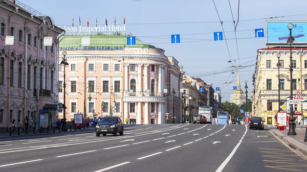 ST. PETERSBURG, RÚSSIA, em agosto 21, 2016. Vista urbana. Avenida Nevsky - a rua de cidade principal — Fotografia de Stock