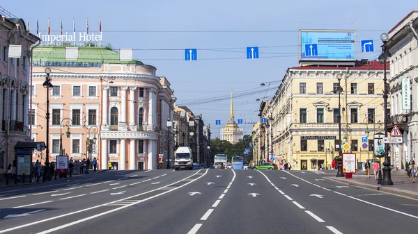 ST. PETERSBURG, RUSIA, 21 de agosto de 2016. Vista urbana. Avenida Nevsky - la calle principal de la ciudad — Foto de Stock