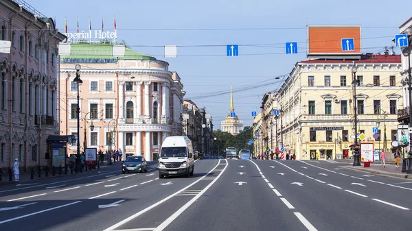 ST. PETERSBURG, RÚSSIA, em agosto 21, 2016. Vista urbana. Avenida Nevsky - a rua de cidade principal — Fotografia de Stock