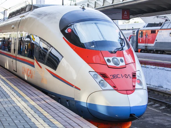 Moskou (Rusland), op 18 augustus 2016. De moderne supersnelle trein Sapsan in de buurt van het platform van de Leningrad-station — Stockfoto