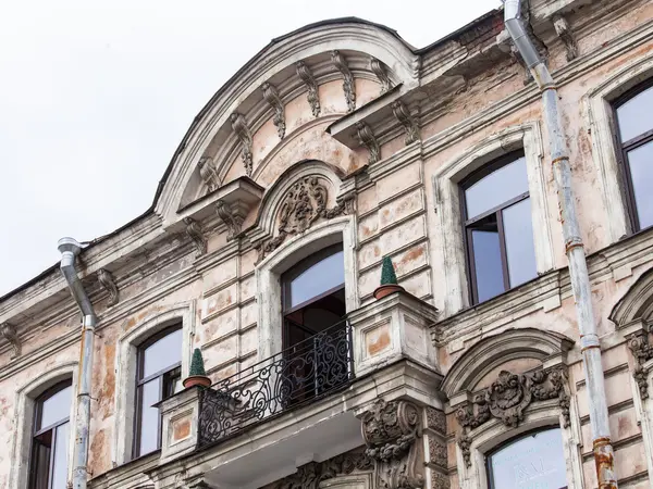 St. PETERSBURG, RUSSIA, il 21 agosto 2016. Frammento architettonico di una facciata del vecchio edificio — Foto Stock
