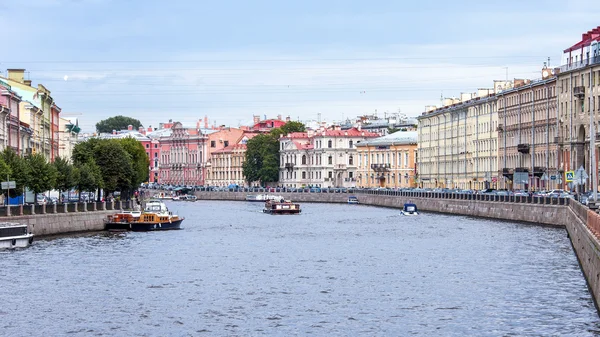 St. Petersburg, Rusko, 21 srpna 2016. Pohled na městskou. Architektonický komplex nábřeží řeky Fontanka — Stock fotografie