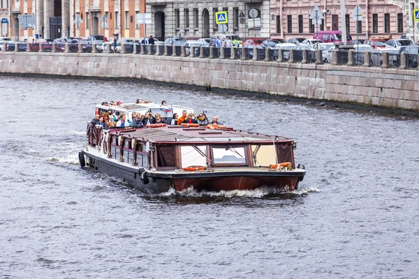 St. Petersburg, Rosja, 21 sty 2016. Ulica widok. Kompleks architektoniczny nabrzeże rzeki Fontanka. Zwiedzanie statku unosi się na wodzie — Zdjęcie stockowe