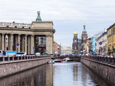 St Petersburg, Rusya, üzerinde 21 Ağustos 2016. Kentsel görünümü. Griboyedov kanal dolgu. Binanın su yansıtılır. Kan mesafe üzerinde kurtarıcı Kilisesi