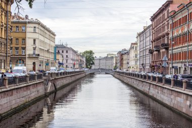 St Petersburg, Rusya, üzerinde 21 Ağustos 2016. Kentsel görünümü. Griboyedov kanal dolgu. Bina suya yansıyan.