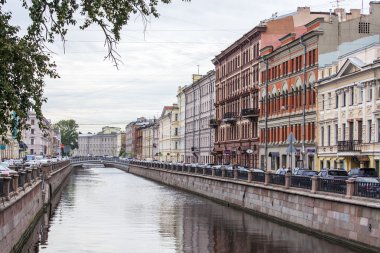 St Petersburg, Rusya, üzerinde 21 Ağustos 2016. Kentsel görünümü. Griboyedov kanal dolgu. Bina suya yansıyan.