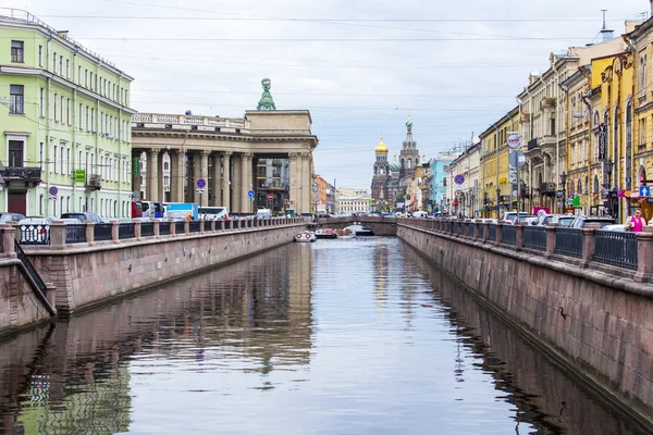 St. Petersburg, Rusland, op 21 augustus 2016. Stedelijke weergave. Gribojedov Canal Embankment. Het gebouw wordt weerspiegeld in het water. Kerk van de Verlosser op het bloed in de verte — Stockfoto