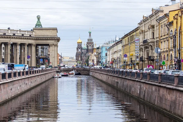 St. PETERSBURG, RUSSIA, il 21 agosto 2016. Vista urbana. Griboyedov Canal Embankment. L'edificio si riflette nell'acqua. Chiesa del Salvatore sul sangue in lontananza — Foto Stock