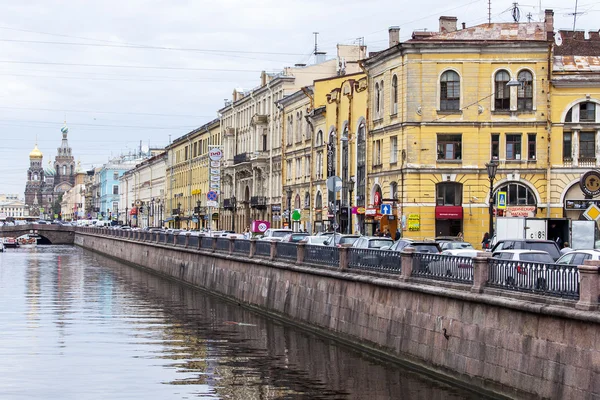 St. Petersburg, Rosja, 21 sty 2016. Ulica widok. Nasyp Gribojedowa. Budynek znajduje odzwierciedlenie w wodzie. — Zdjęcie stockowe