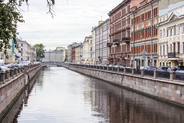 ST. PETERSBURG, RUSSIE, le 21 août 2016. Vue urbaine. Griboyedov Canal Embankment. Le bâtiment se reflète dans l'eau . — Photo