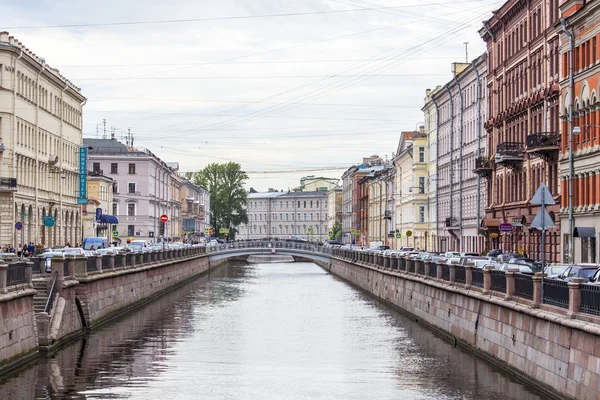 St. Petersburg, Rusko, 21 srpna 2016. Pohled na městskou. Gribojedov Canal nábřeží. Budova se odráží ve vodě. — Stock fotografie