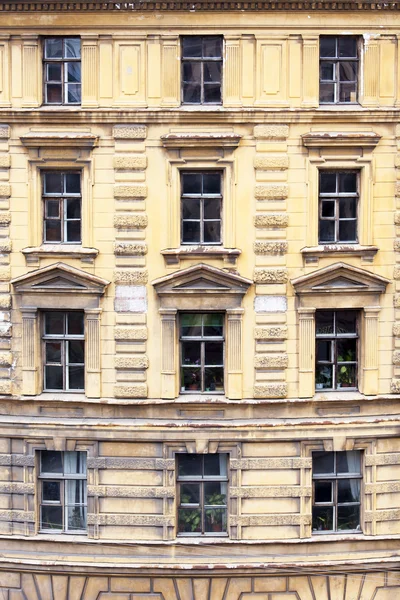 ПЕТЕРБУРГ, 21 августа. Архитектурный фрагмент фасада старого здания — стоковое фото